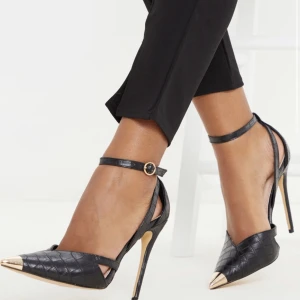 Svarta Cut out klackar PLT - Använd en gång, väldigt gott skick 