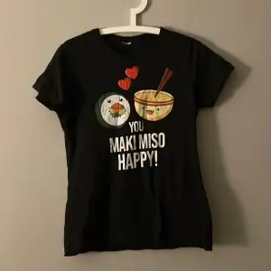gullig tröja där det står ”you make miso happy” Säljer då den inte kommer till användning