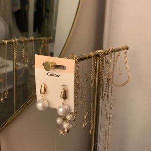 Pärlörhängen  - Oanvända örhängen som jag köpte på glitter för ett tag sedan💗💗