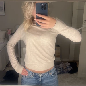 Tunt stickad tröja - Beige stickad tröja från stockholm lm i xs, har endast använt nån gång och känns helt helt ny!💕