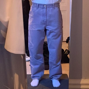 Carhartt - Single Knee Male Lila - 33 X 32. Relativt använda, tyvärr med en liten fläck på baksidan av högra ankeln, men är definitivt inget man tänker på. Skick 7/10. Nypris från Junkyard 1049kr Hör av dig vid frågor :)