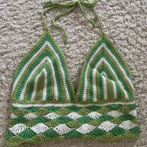 Virkad topp  - Superfint virkat linne av mig, den är justerbar och passar flera storlekar då den går att knyta runt halsen och vid ryggen! Skriv för fler bilder eller frågor! 