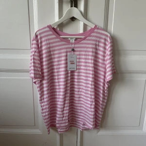 Ny T-shirt  - En fin T-shirt från Monki med prislappen kvar. Storlek XL men passar även L. Hämtas i Trelleborg eller skickas i postnordkuvert. 