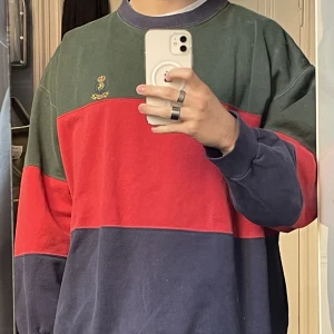 Vintage Ralph Lauren Sweatshirt  - En trevlig, vintage Ralph Lauren tröja som nu säljes pga att den aldrig används. Storlek M men sitter som en L beroende på hur man vill ha passformen. Skick 8/10