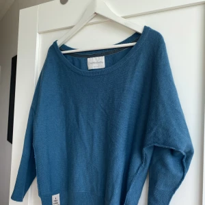 Tjocktröja - Uuuunderbart material på tröjan, 100% ull! Varm & skön från Chill Noraway med cool detalj därnere. Knappt använd!!🫶🏼
