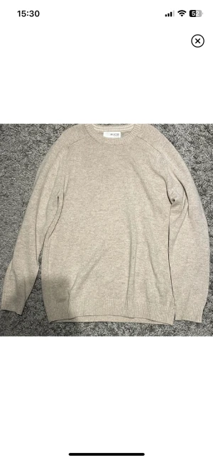 selected homme swetshirt beige stickad herr stl XL - Säljer dessa otroligt fina stickade beiga tröjan från selected home. stl XL men passar bra på L då jag har L. ny pris 399kr. aldrig arnvänd. hör av er kring frågpt