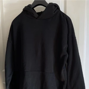 svart hoodie fsbn - säljer denna otroligt sköna hoodien aldrig arnvänd,ny pris 299, inga defekter utom helt kanon. hör av er kring undringar stl M