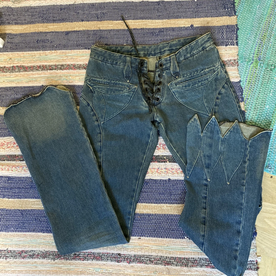 Lågmidjade 200-tals utsvängda jeans - 90