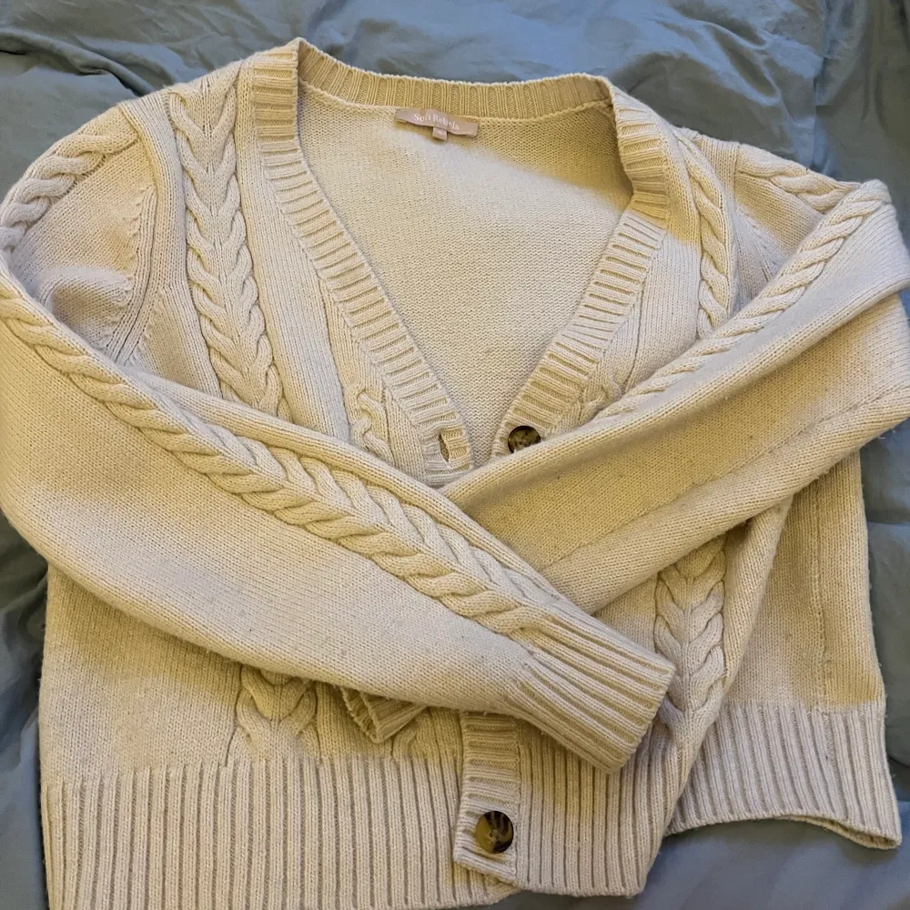 V-neck cardigan knit from Soft Rebels, Medium size. Original price is 50 euros, purchased in a store in Amsterdam. Worn several times but the condition is quite good.  Can be worn in jeans, long skirts, an outer during  Swedish summer nights!. Tröjor & Koftor.