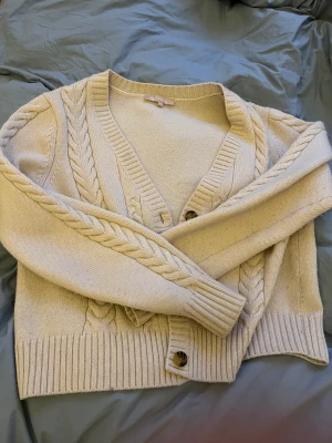 Soft Rebels Kala V-neck cardigan knit - V-neck cardigan knit from Soft Rebels, Medium size. Original price is 50 euros, purchased in a store in Amsterdam. Worn several times but the condition is quite good.  Can be worn in jeans, long skirts, an outer during  Swedish summer nights!