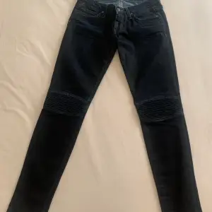 Mörkblå/ svarta jeans från Robin’s Jean i storlek 26. Det går bra att skicka eller träffas i Stockholm city. Jeansen är åtsittande längs hela benen. De har förstärkning över knäna och är super sköna. Men för små för mig tyvärr. De kommer från LA i USA.