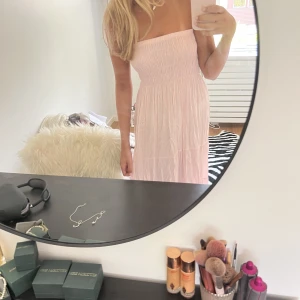 Långklänning  - Världens finaste långklänning, lite skrynklig men går lätt att fixa. Aldrig använd!💗 Går även att använda som en långkjol👏🏽