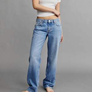 Säljer dessa jättesnygga jeans från Gina tricot köpta i höstas💓 Delvis använda ett fåtal gånger men inga defekter eller tecken på användning. Säljer pga att de blivit för små💓