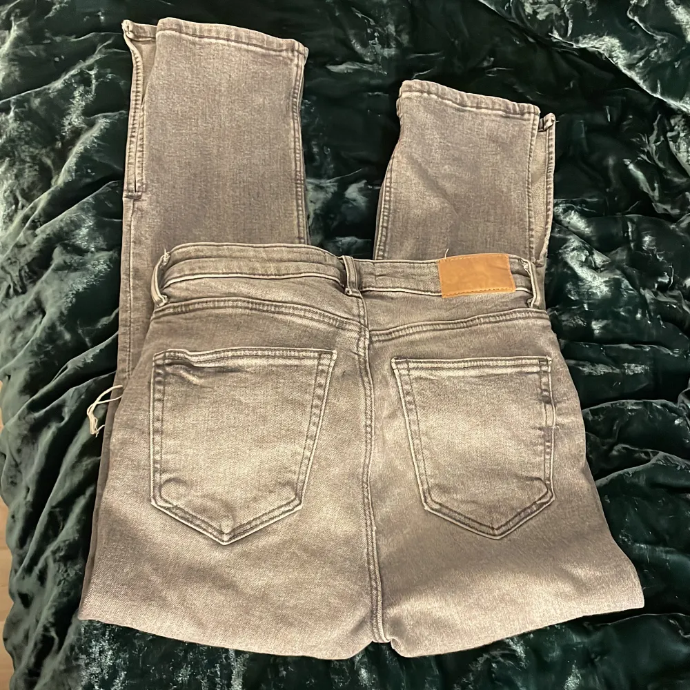 Ett par gråa jeans med hål och slits, tror att de är typ midwaist,de känns lite mindre så de skulle passa en med strl 34/36 också då jag tycker de är stretchiga. Jeans & Byxor.