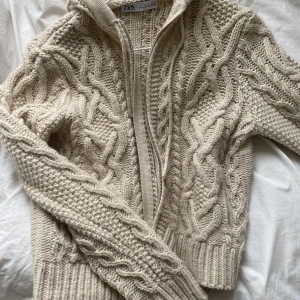 Stickad kofta - Trendig kofta med dragkedja från zara med fint mönster