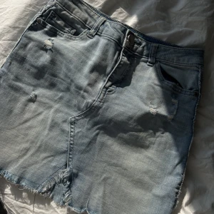 Jeans kjol strl S - Jeans Kjol från Rewind, ljus tvätt i strl S. Vid frågor skriv gärna till mig, använd annars ”KÖP NU”!💓 Frakt tillkommer📦