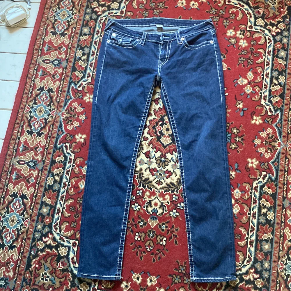 Säljer sjukt snygga blåa true religion jeans i storlek 33. Aldrig använda, köpta second hand :) Modellen är skinny och lågmidjade. Bakfickorna har knappar. Midjemått 45 cm tvärsöver, innerbensmått 78 cm🫶🏼 . Jeans & Byxor.