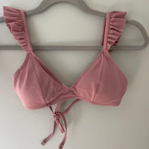 Bikini - Säljer denna jättefina bikiniöverdelen då jag tyvärr inte får användning av den. Använd några få gånger men inga defekter. I storlek 36.  Obs köparen står för frakt❤️