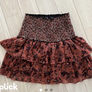 zara kjol - Röd zara kjol med blommor❤️❤️ (bilden är lånad) Strl M men är mer som S