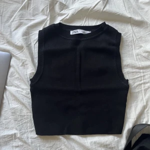 Linne - Svart Zara linne/väst! Linnet är av ett tjockare tyg. Superfin och har endast kommit till användning fåtal gånger. Därav bra kvalite! 