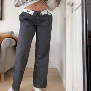Säljer mina Dickies byxor i storlek 31/32 (jag är 172 cm lång) bra skick! 🩵