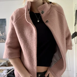 3/4 ärmad kofta  - Rosa kofta med 3/4 ärmar. Såååå fin i sommar särskilt till en klänning!! Jättefint skick🙌🙌