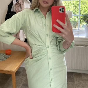 Klänning med rynkning midja - Klänning köpt på ASOS. Märke är Pretty Lavish.  Nypris 699kr. Använd 2 gånger. Som ny.