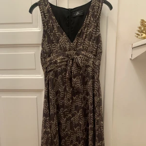 Svart/beige klänning från Style Butler - Fin klänning från Stylbutler i storlek 36 i 100% siden. Med djup urringning fram och den är svart och beige. Jag kan skicka eller mötas upp i Stockholm city. Den är inte mycket använd pga att jag har blivit större så den som köper den här får en fin sak.