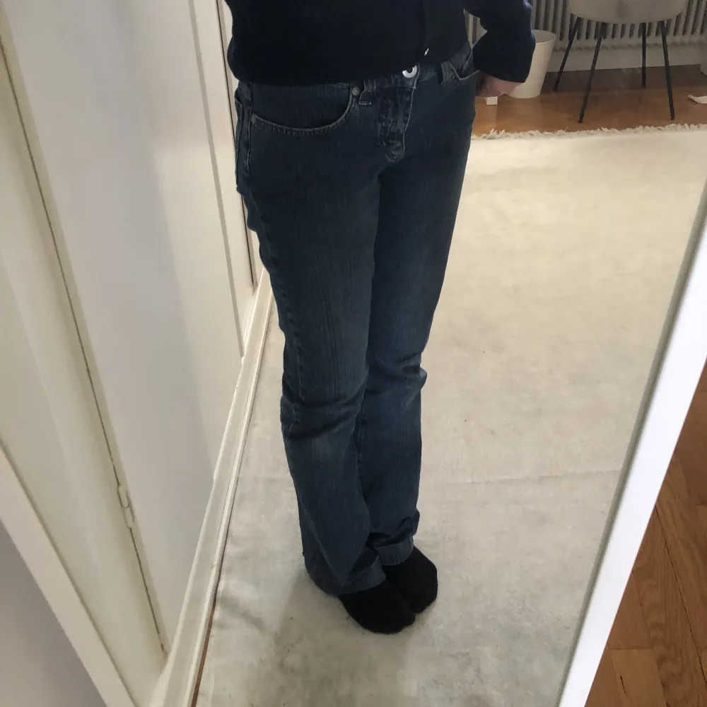Ett par jätte snygga lågmidjade jeans från vero moda, dom är sönder slitna längst ner (bild2) för jag har gått på jeansen men det är inget som syns när man har på sig dom! 💗. Jeans & Byxor.