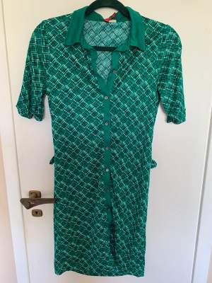 Superhärlig miniklänning i grönt mönster! Supersnygg fit