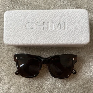 Chimi eyewear - Solglasögon från Chimi i bra chick med tillhörande skydd. Färgen Tortoise. Köpta för ca 2 år sedan och denna modellen (005) finns inte att köpa längre från deras hemsida ❤️