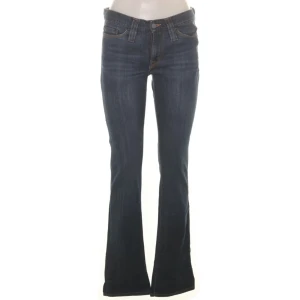 Lowrise bootcut jeans  - Säljer mina snygga jeans som inte kommer till användning, jätte 00s och coola detaljer bak