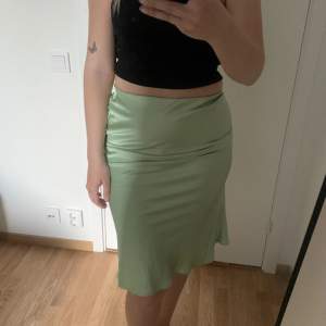 Säljer en satin kjol i en super fin ljusgrön färg. Midi lång på mig som är 171 då jag har den lite högmidjat. Köpt på ASOS endast använd en gång 