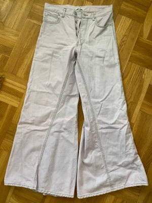 Ganni jeans - Breda flared Ganni jeans I bra skick, det är att stygnen börjat lossna lite i lappen på baksidan. 