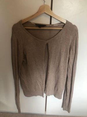 Beigh kofta - Säljer en beigh kofta köpt på Sellpy och är ifrån märket BasicUCollection. Säljes då jag inte får nån användning. Säljes för 40+frakt och är i storlek S.