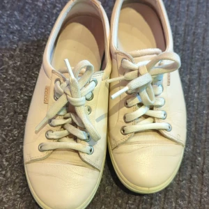 Sneakers stl 37 - Beigea med litet inslag av rosa lädersneakers från Ecco, storlek 37. DM vid frågor eller intresse. Kan mötas upp på Södermalm, annars står köpare för frakt.💗 Pris går att förhandla vid snabbt köp.