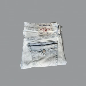 True Religion Jeans - True Religion Ricky Straight Jeans. Riktigt feta jeans med en snygg ljusblå färg 🔥skicket är 7/10. Kom privat för frågor/bilder osv.