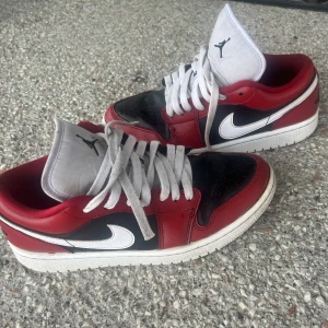Jordans  - Säljer mina jordans pga att dom är för små, de är i använt skick och det finns små defekter på dom, men inget som syns om man har byxor som hänger över skon. (Säljer de billigt för de är välanvända och små defekter) Har tyvärr inte kartongen kvar💕