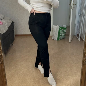 Mjuka kostymbyxor - Svarta ”mjuka” kostymbyxor från NA-KD. Storlek S. 200kr. Köparen står för frakt😄