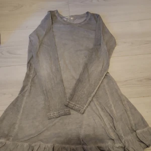 En grå klänning - Var för liten för mig, aldrig använt.