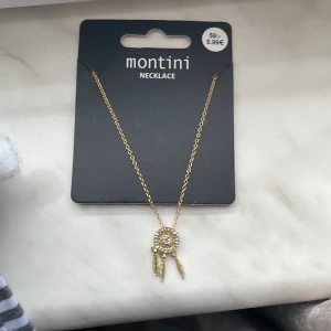 Halsband - Säljer detta halsband i guld (inte äkta) från ur & penn. Helt oanvänd o är såå snygg! Köpt för 60kr!