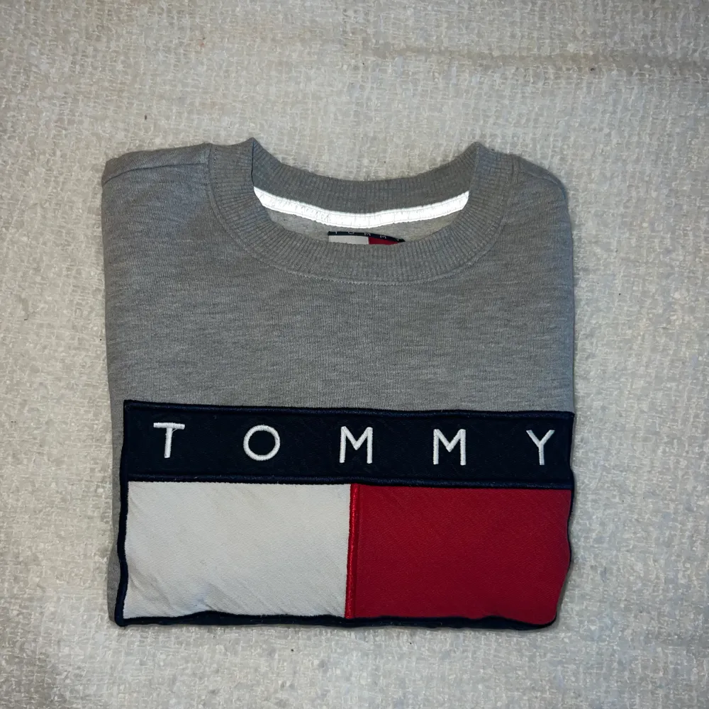 Grå sweatshirt från Tommy Hilfiger. Väl använd men hel. . Hoodies.