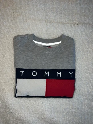 Sweatshirt Tommy Hilfiger - Grå sweatshirt från Tommy Hilfiger. Väl använd men hel. 