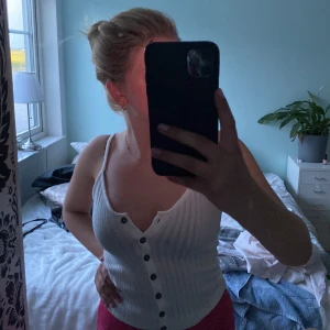 Linne  - Säljer denna fina toppen då den tyvärr inte kommer till andvändning 