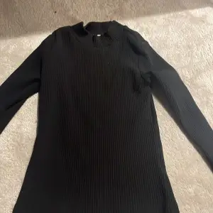 En fin svart långärmad tröja! Använd: max 3 gånger. 