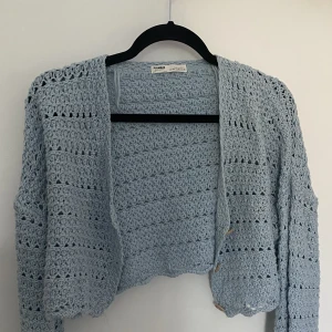 Ljusblå kofta - Supersöt ljusblå kofta från Pull and Bear i fint skick! 