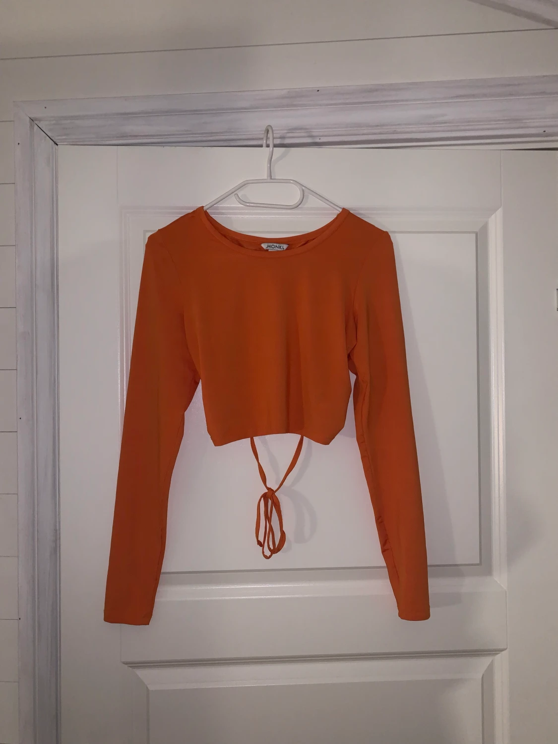Orange crop top med öppen rygg 