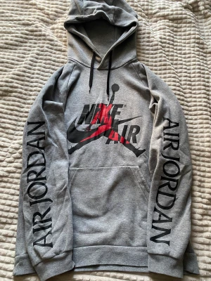 Nike air Jordan hoodie - Köpt från footlocker och användes knappt.