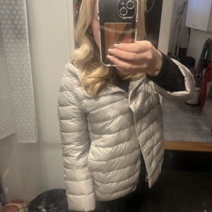 Herno - Säljer nu min snygga trekvartsärmade herno jacka varav jag inte får någon använding för den längre🥰Snygga detaljer på knapparna och äkta dun! Nypriset ligger kring 5000💕Står ingen storlek men passar allt från 34 - 38 skulle jag säga❤️