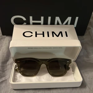 Solglasögon  - Ett par Chimi 02 green som är i ny skick kvitto och allt allt annat som tillkommer är med  Köpte på chimi 